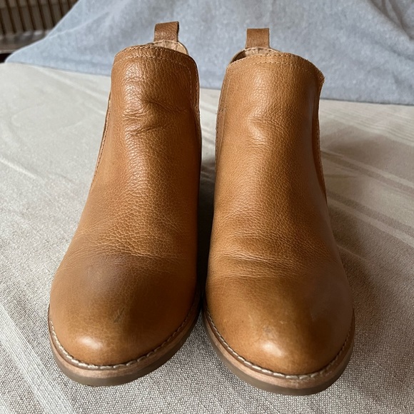 These beautiful boots are so cute! I only wore them twice to work; inside. - Picture 5 of 6